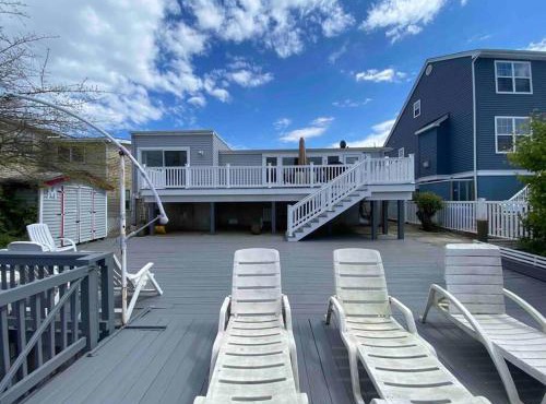 Beautiful Waterfront Ranch for 8