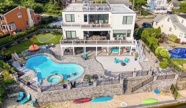 Beautiful waterfront 7 BR house w pool patio, outdoor bar, dock, putting green!