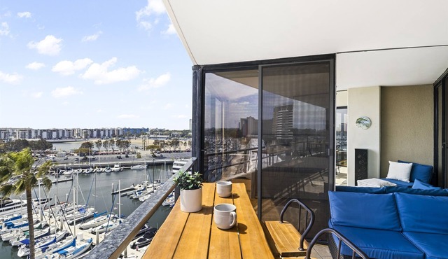 Beautiful Waterfront Retreat with Marina Views, Pool/hot tub/gym
