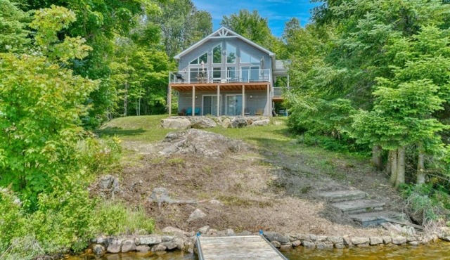 Beautiful waterfront cottage on a pristine lake in Morin Heights