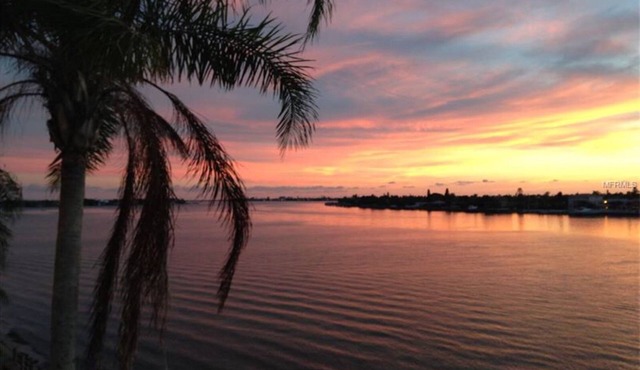 BEAUTIFUL WATERFRONT CONDO! 2BR, 2bath on Boca Ciega Bay