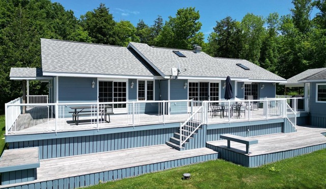 Beautiful waterfront home minutes to Port Loring-family friendly, smoke/pet free