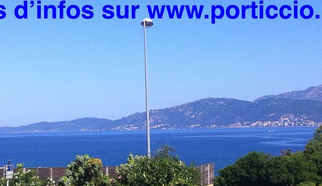 Beautiful waterfront apartment, air-conditioned, panoramic sea view, beach 50 m'away