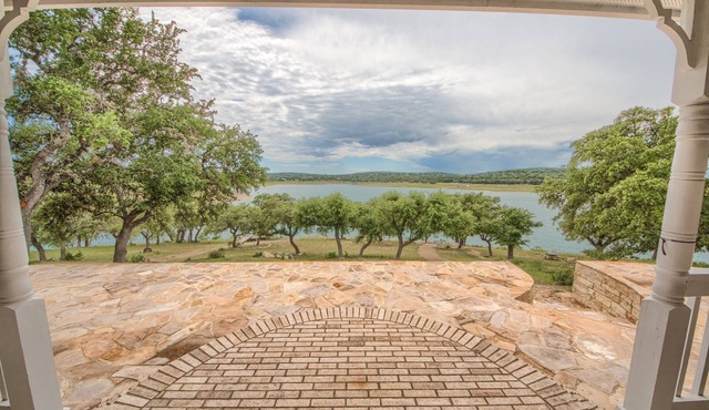 Beautiful waterfront home on Canyon Lake! Over 400 feet of waterfront!