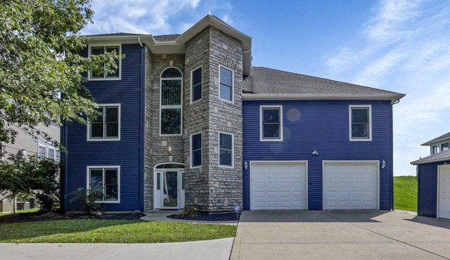 Beautiful waterfront lakehouse - Dock, Screened in patio, Bar, 4 bedroom, 5 bath