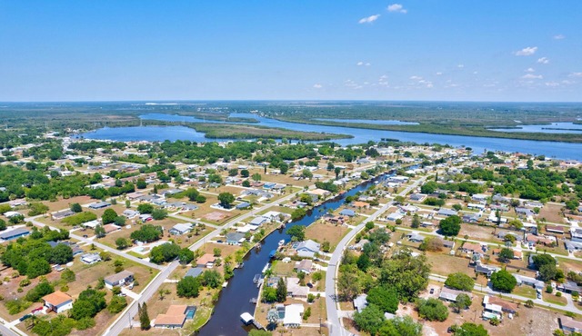 Beautiful Waterfront Cottage With a Heated Pool And Dock