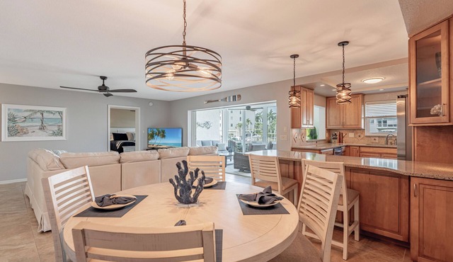 Beautiful Waterfront Condo! 5-minute walk to Fisherman's Village!