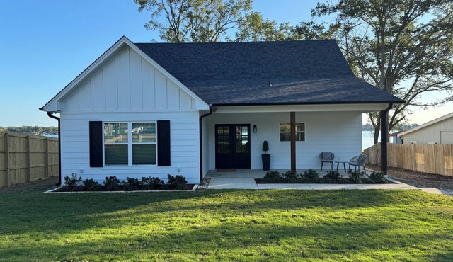 BEAUTIFUL WATERFRONT 2 BR 2 BH house on Lake Palestine, WiFi, AC & amazing views