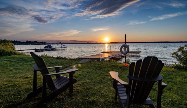 Beautiful Waterfront Cottage Sunset Lakeview 1hr from Toronto with NEW HOT TUB!