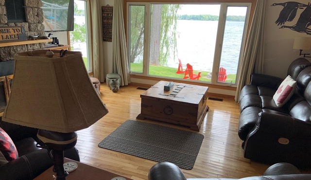 Beautiful Waterfront Cottage on Golden Lake