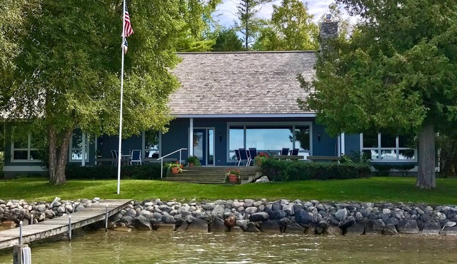 Beautiful waterfront cottage on the West Arm with fabulous sunsets.