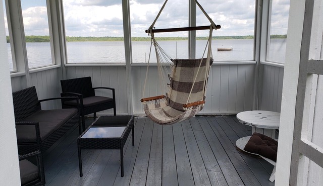 Beautiful waterfront cottage on Lake Calabogie, 5 min. walk from the golf