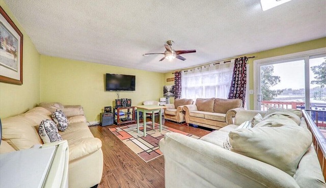 beautiful waterfront 5 bedroom cottage ,hot tub, near hwy 12 and 48