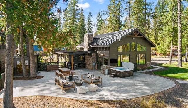 Beautiful Waterfront Cabin with a Hot Tub & Sauna