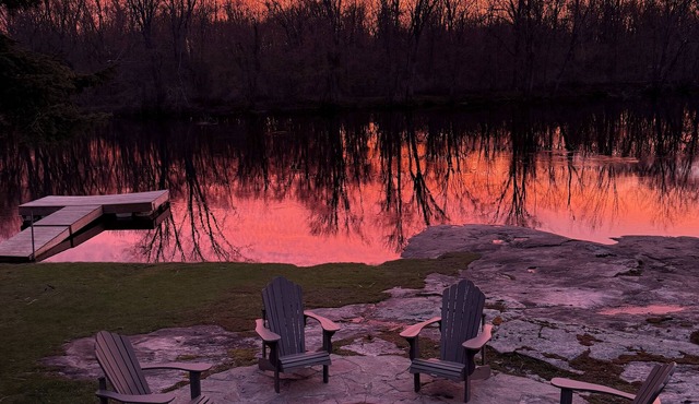 Beautiful waterfront cottage w/hot tub, firepit, fireplace and so much more!