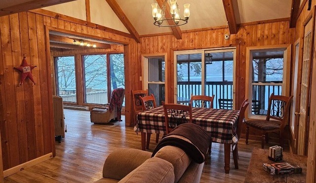 Beautiful waterfront Cottage on a private lake