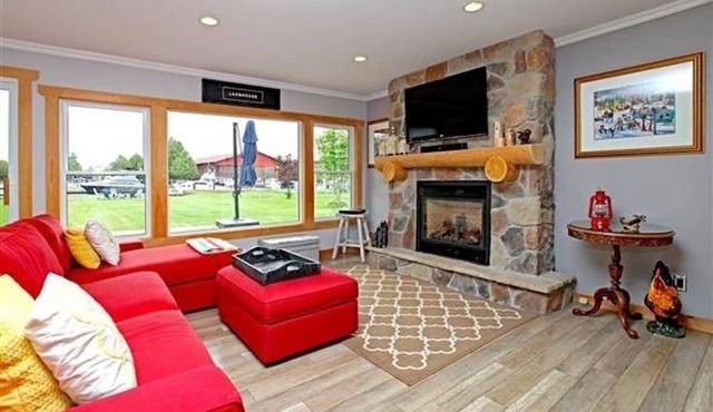 Beautiful Waterfront Cottage - Boater's Paradise