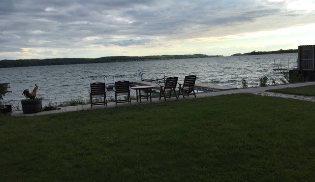 Beautiful Waterfront Family-Friendly Rustic Cottage on Portage Lake-Onekama, MI.
