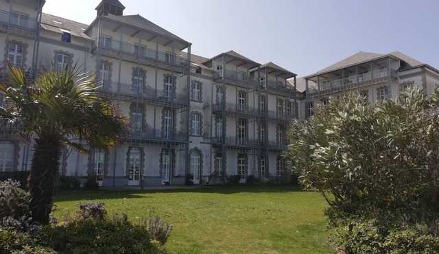 Beautiful waterfront residence, private pool, sun terrace