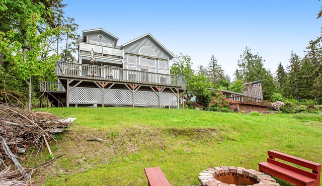 Beautiful waterfront gem with gas grill, fast WiFi, shared pool & ideal location