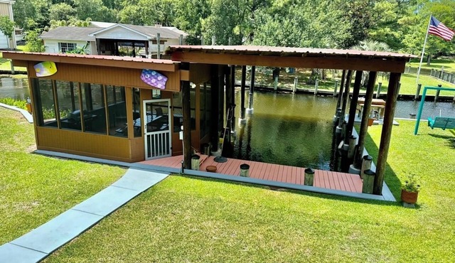 BEAUTIFUL WATERFRONT . GNAT SCREENED BOATHOUSE AND AJOINING COVERED BOAT SLIPSn