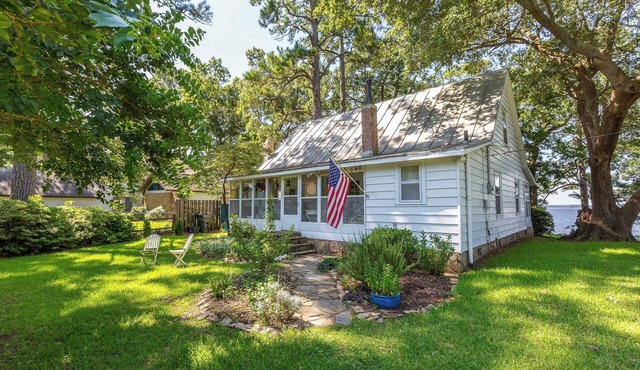Beautiful Waterfront Home W/Sleeping Porch on the Neuse River, outdoor shower.
