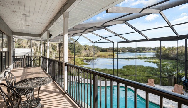 Beautiful Waterfront Home -Pool with Jacuzzi