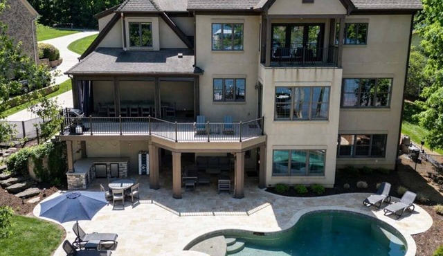 Beautiful Waterfront Home with Pool/Hot Tub/Firepit/Kayaks/Arcade - Ideal for up to 14 Guests