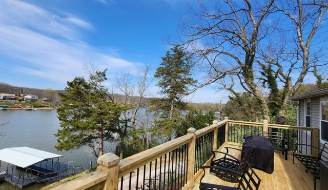 Beautiful waterfront house in Warsaw with swimming dock and a place foryour boat