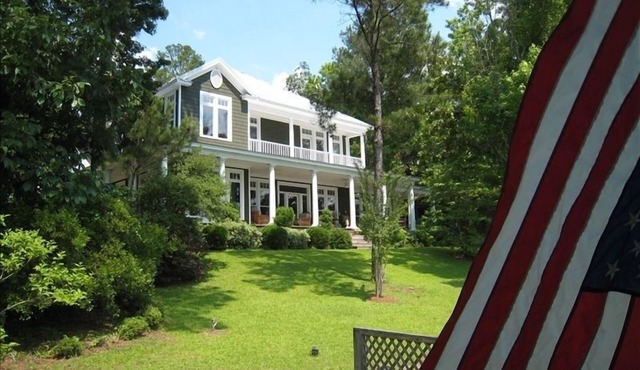 Beautiful Waterfront Lake Home near Real Island and 6 min from The Landing!