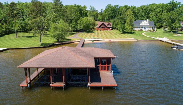 Beautiful Waterfront Log Home-6BR/5BA-Long and Wide Water Views-Pet Friendly