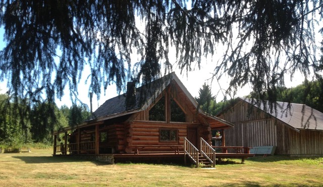 Beautiful Waterfront Log Cabin with Hot Tub and Sauna