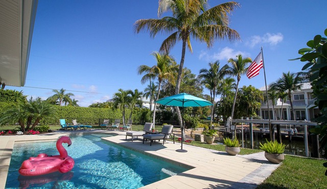 Beautiful Waterfront Pool Home with Boat Lift near dwntown Naples, PET friend