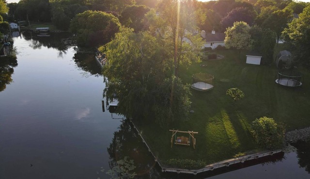 Beautiful Waterfront Retreat- Perfect for EAA AirVenture!