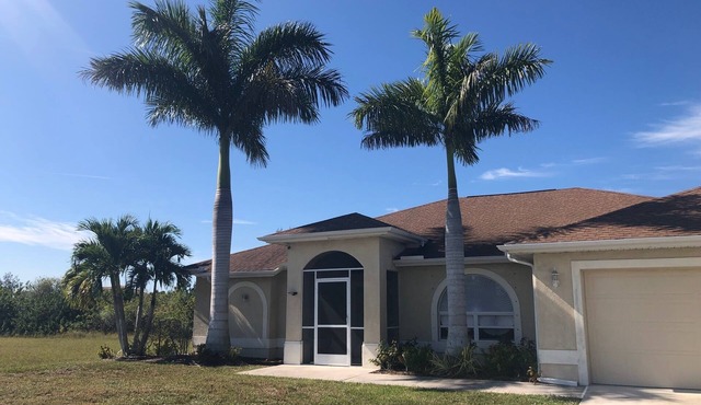 Beautiful Waterfront 3 Bedroom Villa with Heated Pool and Spa, Sleeps 6