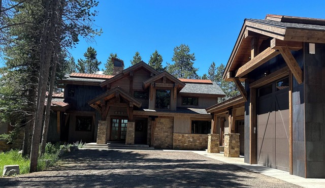 Beautiful waterfront cabin on Bill's Island w/private boat dock & hot tub