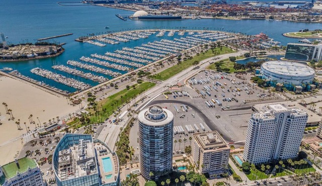 Beautiful Waterfront Condo with Balcony in Long Beach