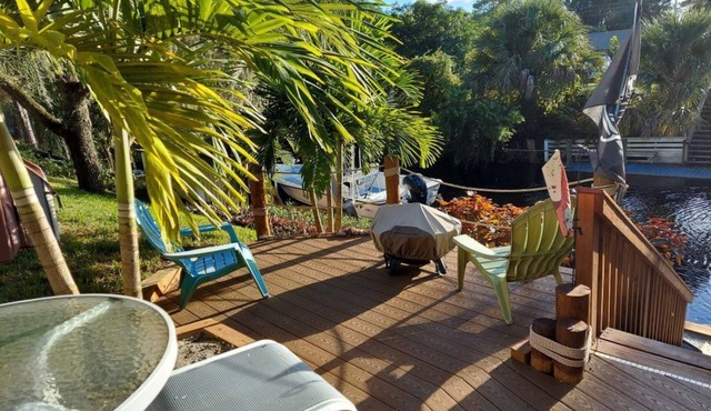 Beautiful Waterfront Hideaway Gem on Bessy Creek w/Swim Spa, Tiki Bar Boat Lift