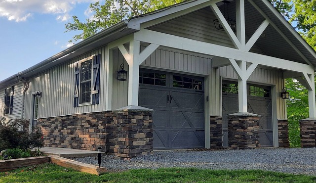 Beautiful waterfront lodge, private dock and breath taking views of Smith Mt.