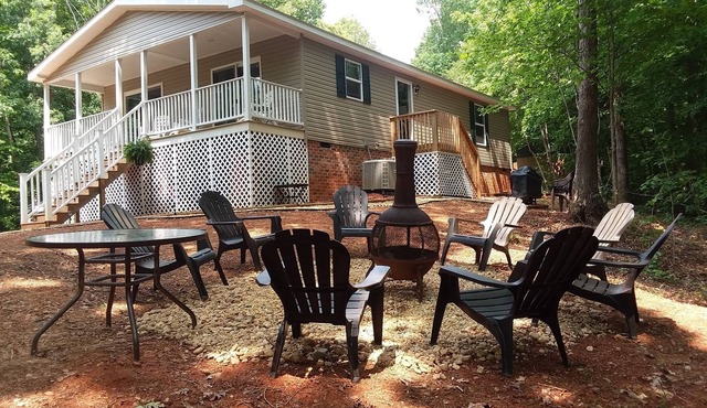 Beautiful waterfront lodge with private dock and breath taking view of Smith Mt.