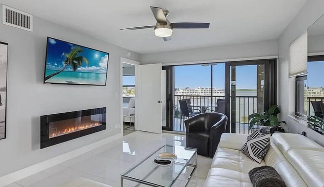 BEAUTIFUL WATERVIEW-MODERN 2 BED - POOL, MARINA & NEAR BEACHES