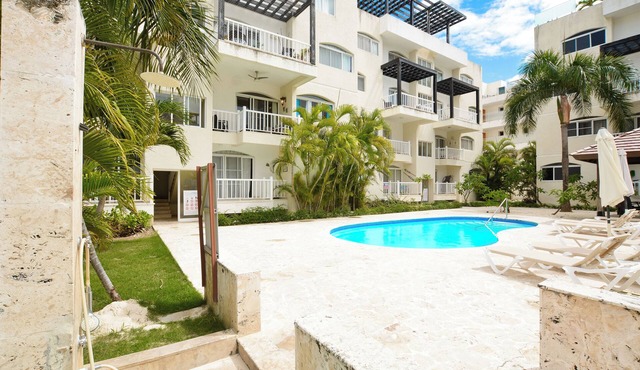 Beautiful well equipped condo steps from the beach, shopping and dining