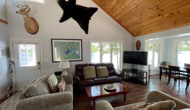 Beautiful well kept Private waterfront cottage on Big Gull Lake