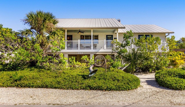 Beautiful, well-maintained home w/heated private pool - walk to beach & dining