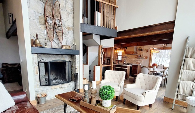 Beautiful West-Facing Home with Amazing Mountain & Sunset Views, Fireplace