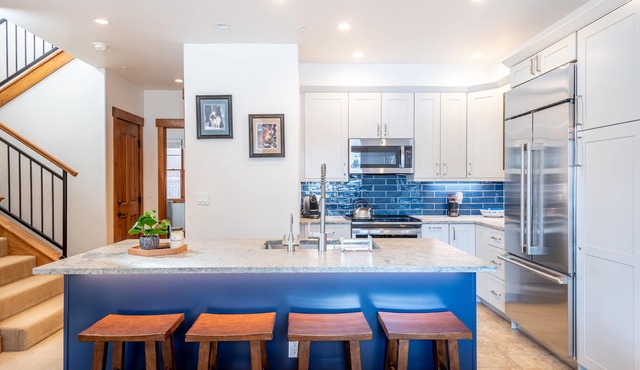 Beautiful West Village three bedroom, Large living area, free WiFi