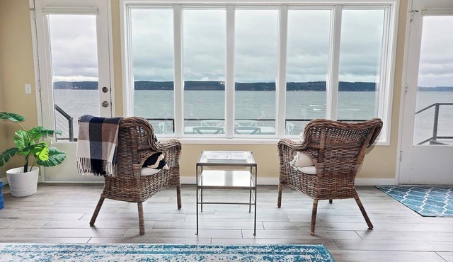 Beautiful Whidbey Island Waterfront 2 Bedroom, 2 Bath home, Sleeps 6