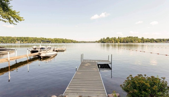 Beautiful White Lake Lakehouse on Woodstock Way!