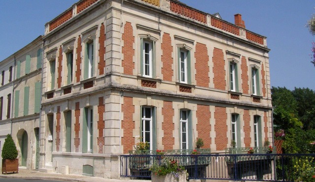 Beautiful whole large house to rent in Pons 5 large double bedrooms, 4 bathrooms