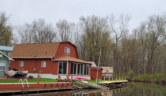 Beautiful wildlife sanctuary on goose creek with kayaks!